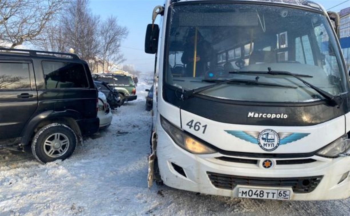 В Южно-Сахалинске сломанный автобус вынесло на "встречку", а затем выкинуло на парковку