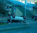Probox от сильного удара лег на крышу - в Южно-Сахалинске серьезное ДТП