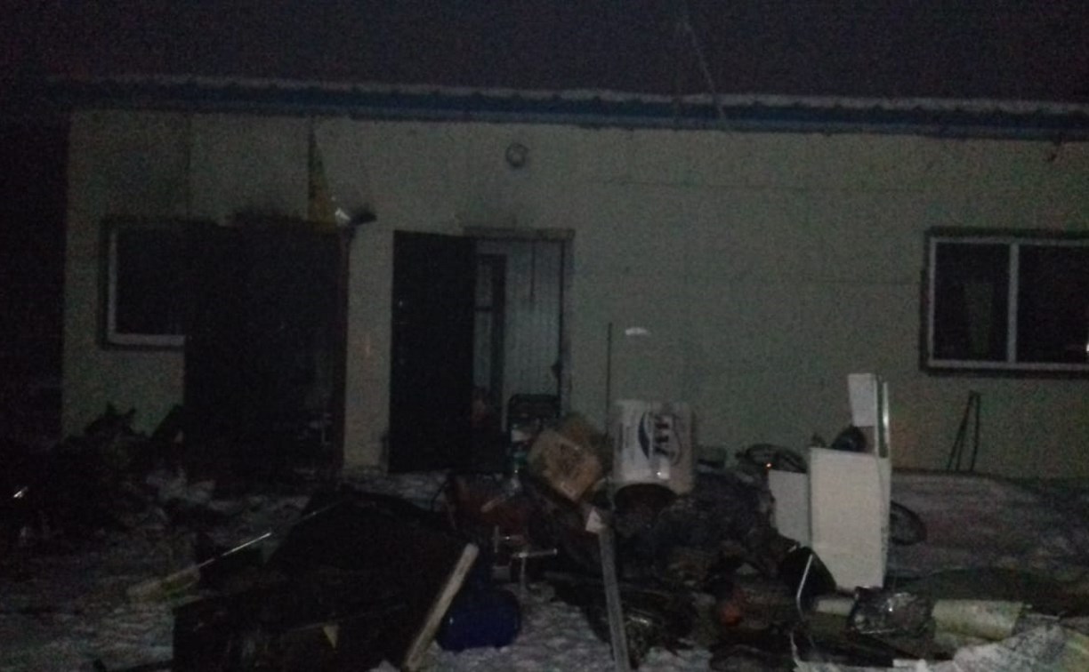 Пожар на складе потушили в Южно-Сахалинске