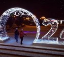 "Работали в мороз и метель": кто и как превращал Южно-Сахалинск в новогоднюю сказку