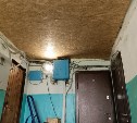 Обвалившийся потолок починили в двухэтажке в Корсакове