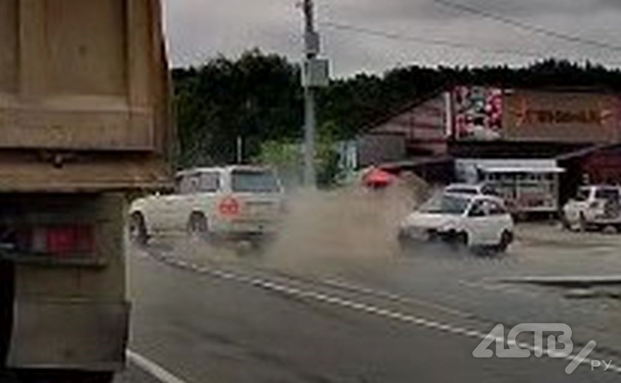 Автомобиль во время ДТП на Сахалине показал эффектный пируэт
