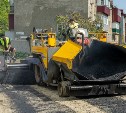 Дорожные службы укладывают новый асфальт в Луговом
