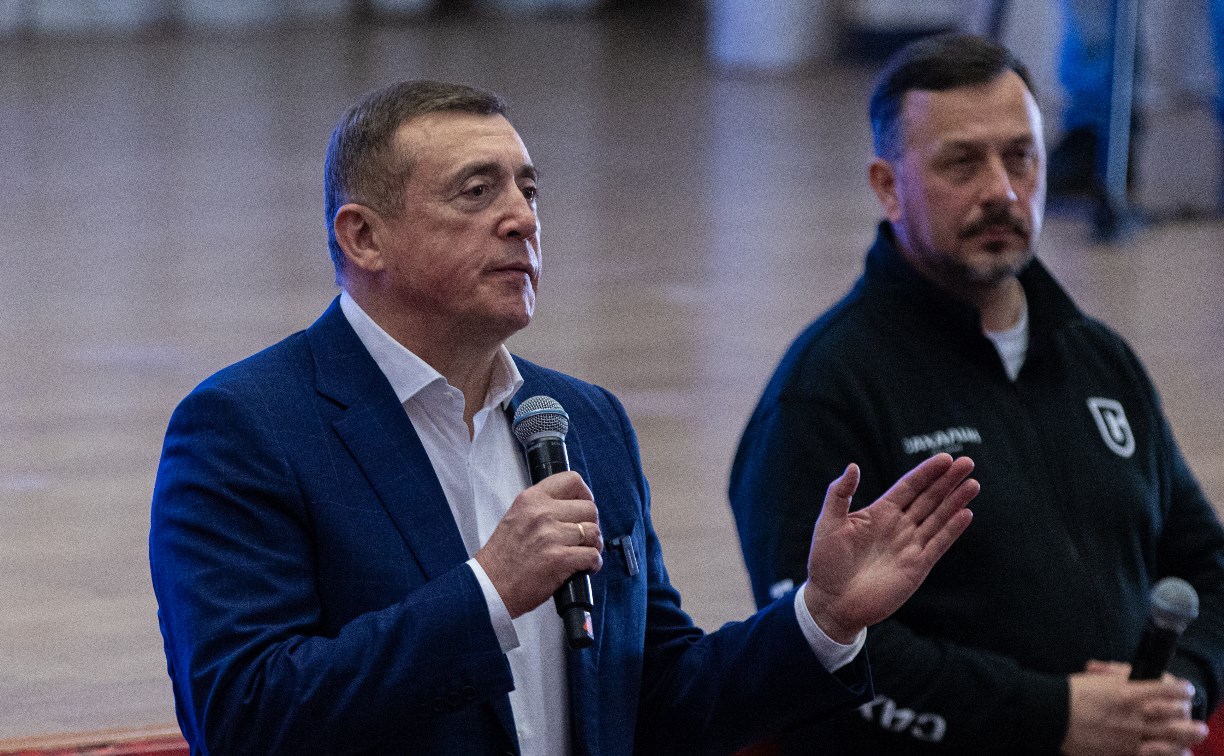 Жилье для молодых семей, поездки на диализ и порядок на дорогах: Валерий Лимаренко ответил на вопросы жителей Невельского района