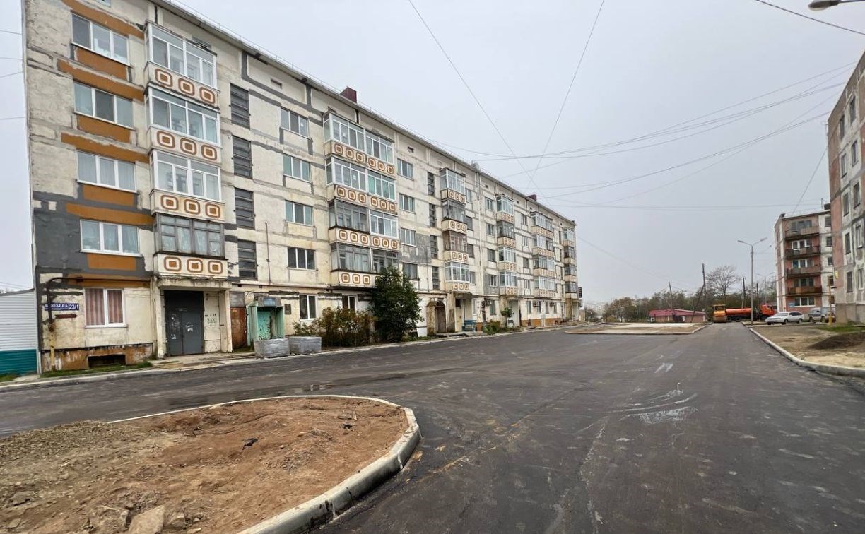 Во дворе дома в Охе забетонировали площадку для воркаута