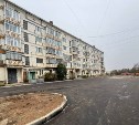 Во дворе дома в Охе забетонировали площадку для воркаута