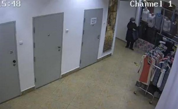 Кража одежды в торговом центре Южно-Сахалинска попала в камеры видеонаблюдения