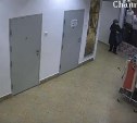 Кража одежды в торговом центре Южно-Сахалинска попала в камеры видеонаблюдения