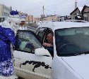 Дед Мороз и Снегурочка раздавали апельсины водителям в Невельске