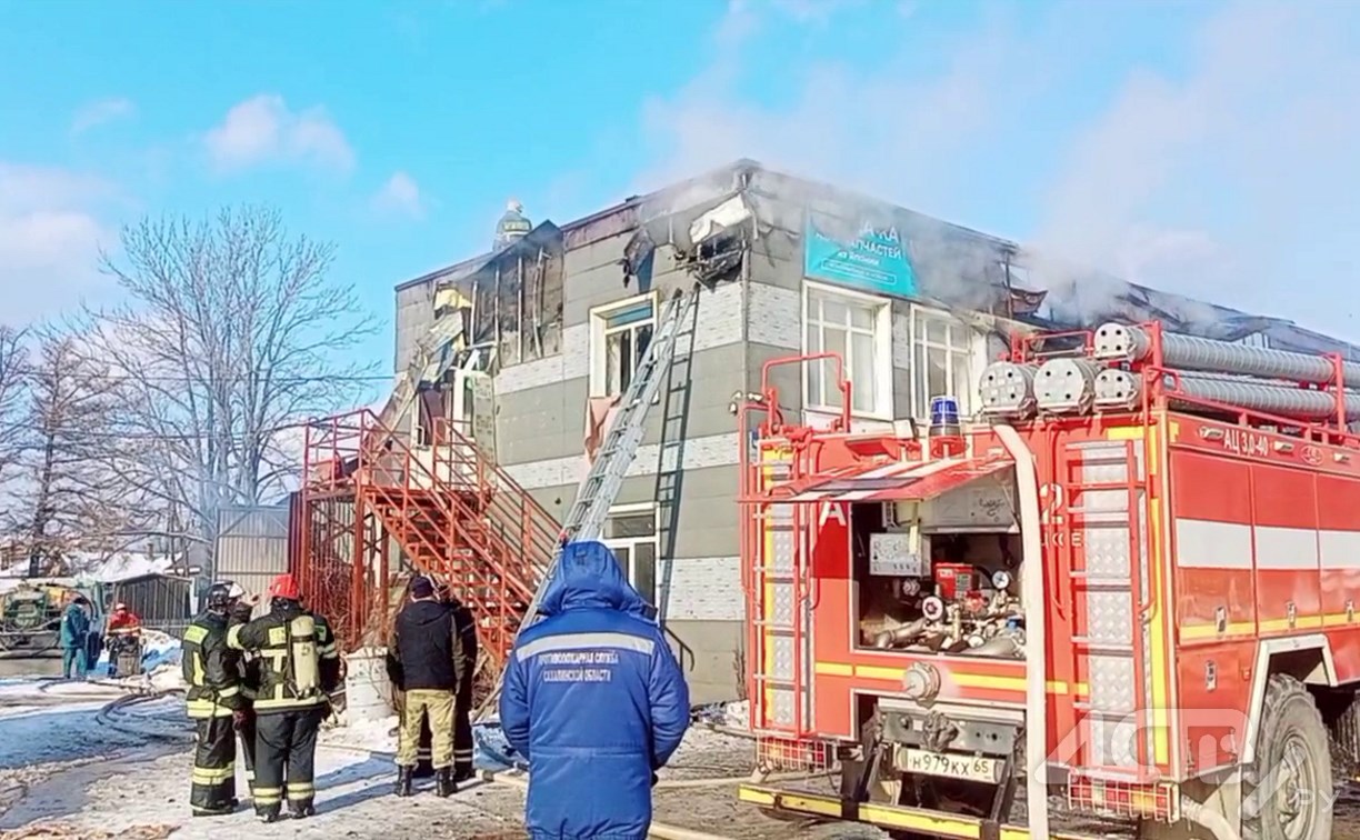 При тушении пожара в автомастерской в Троицком эвакуировали автомобили и баллоны с газом 