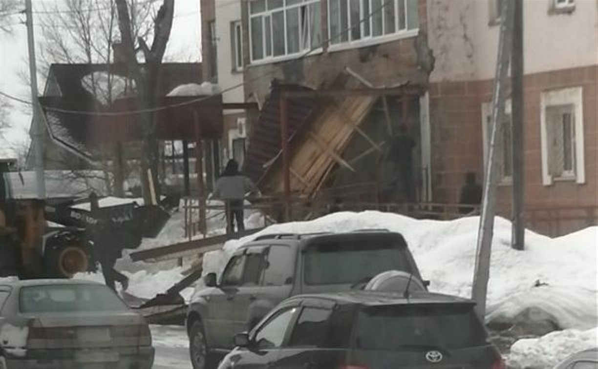 Прокуратура выяснит, почему наледь раздавила крышу над Центром занятости в Долинске
