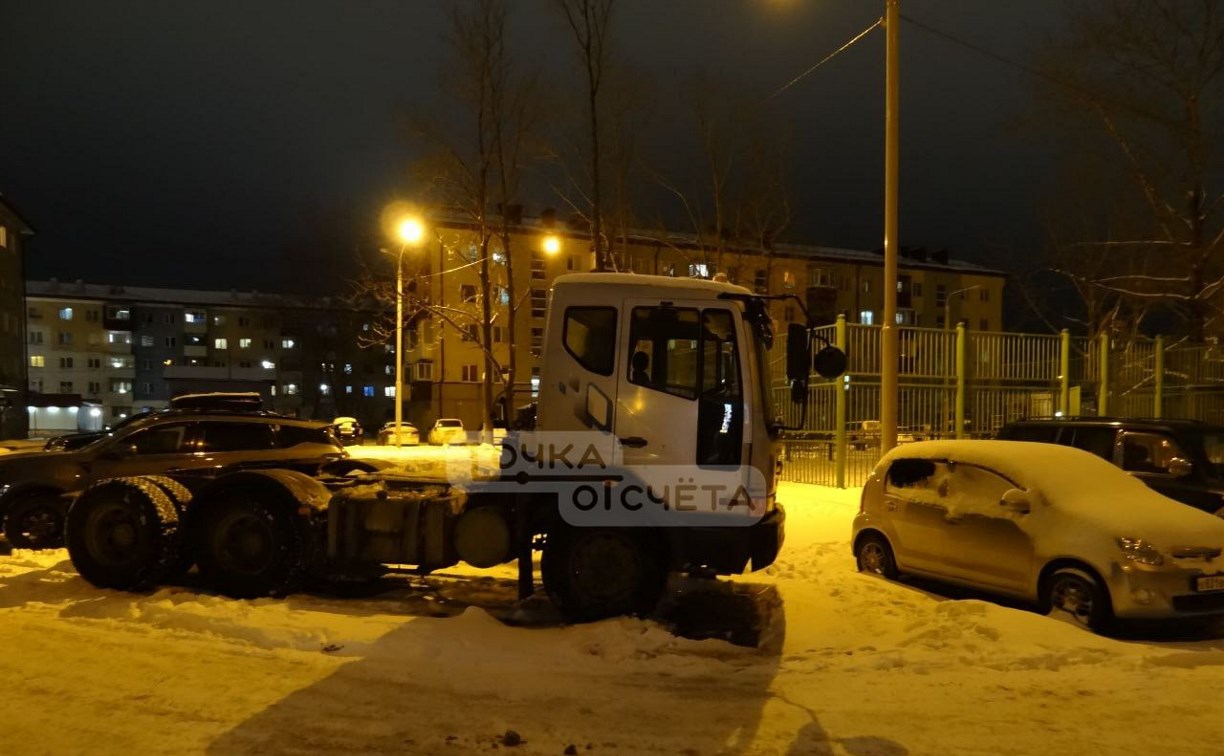Скандал вокруг спецтехники, "захватившей" парковку во дворе в Южно-Сахалинске, получил продолжение