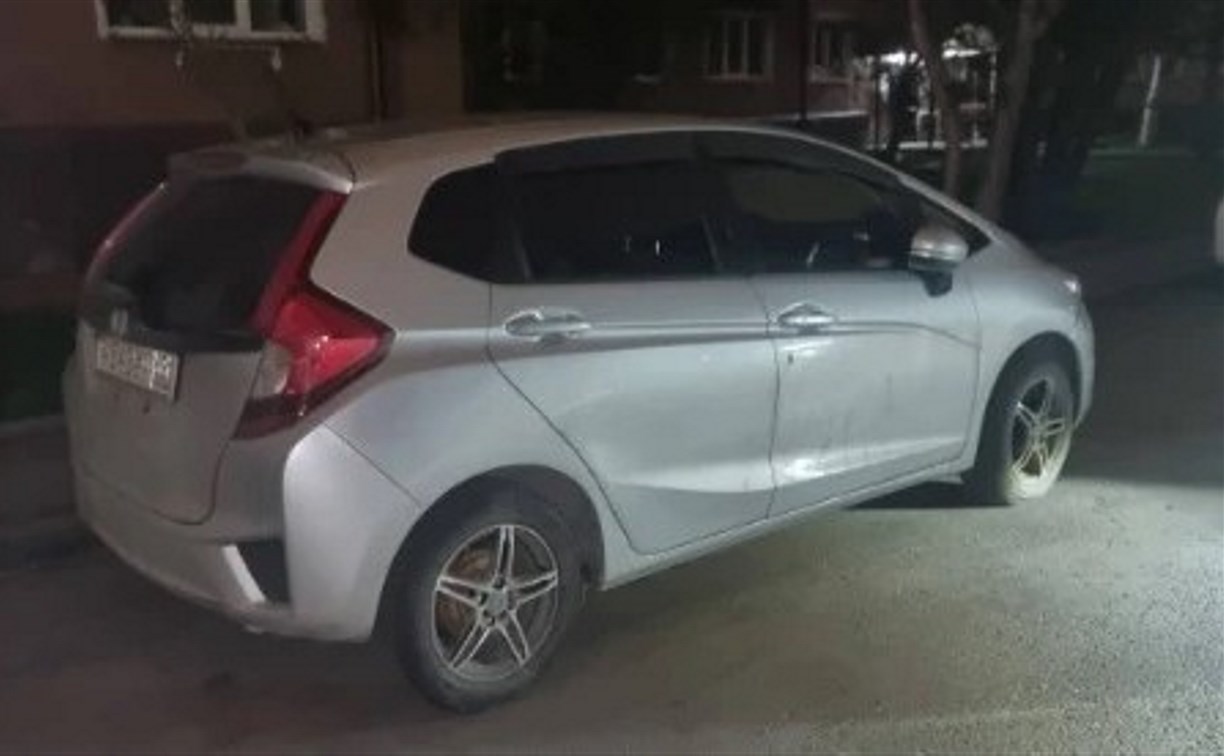 В Южно-Сахалинске ищут очевидцев ДТП, в котором пострадал Honda Fit