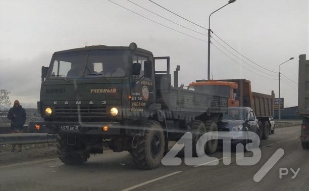 Два КамАЗа и легковушка собрались в "паровозик" в Южно-Сахалинске