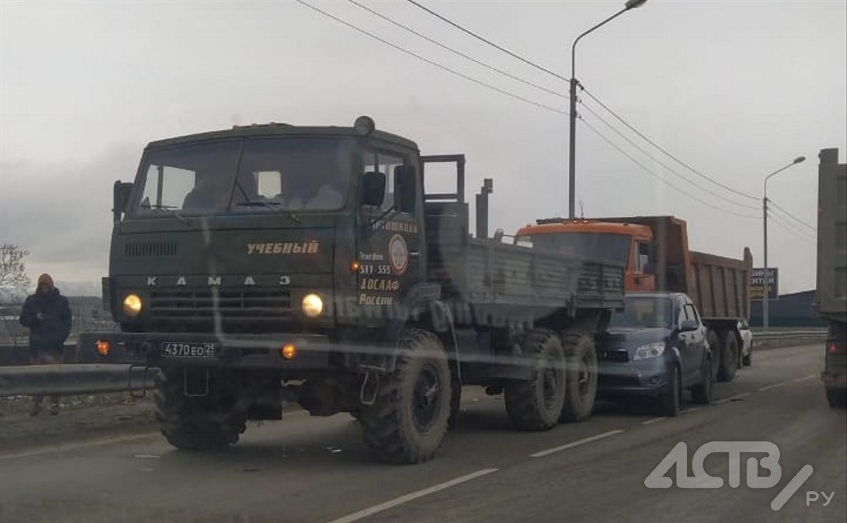 Два КамАЗа и легковушка собрались в "паровозик" в Южно-Сахалинске