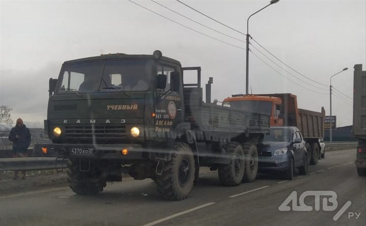 Два КамАЗа и легковушка собрались в 