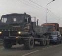 Два КамАЗа и легковушка собрались в "паровозик" в Южно-Сахалинске