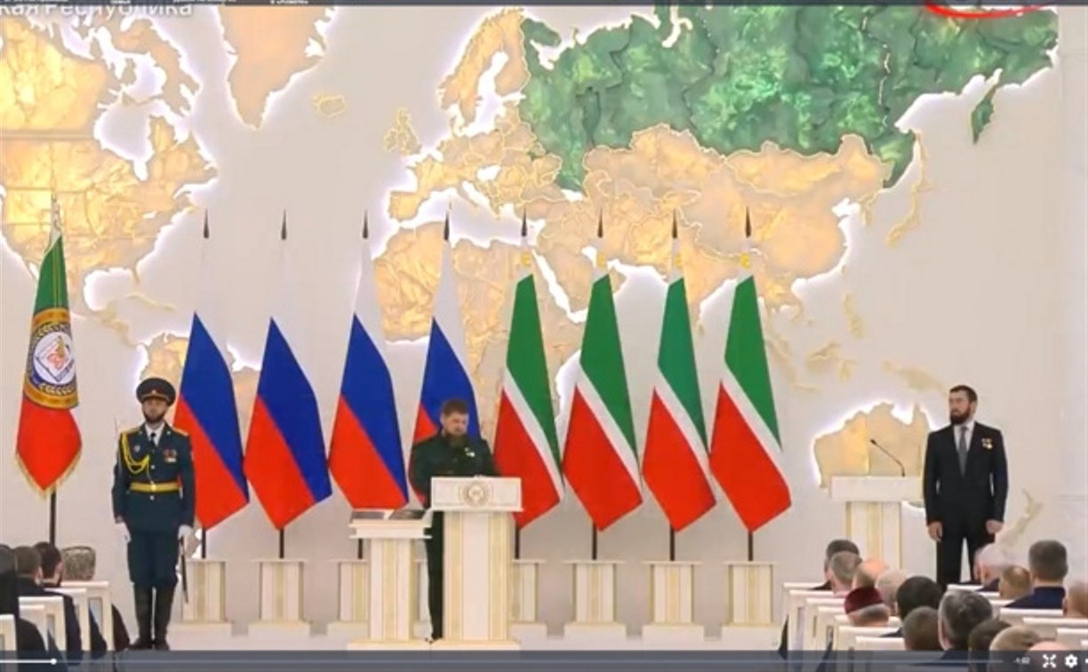 На инаугурации Кадырова показали карту России с японским Сахалином и украинским Крымом