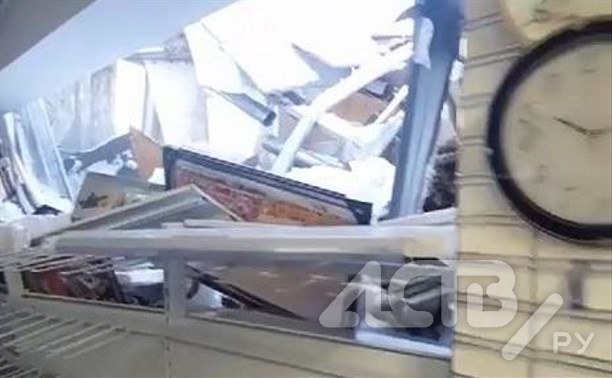 Весь магазин завален: на юге Сахалина обрушилась крыша торгового центра