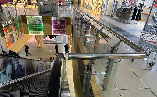 Эскалатор затянул: шестилетний ребёнок упал со второго этажа
