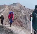 Сахалинские полицейские на Камчатке прошли 120 км по лавовым полям и подвижным камням