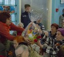 В Синегорске ветеранов поздравили концертом и подарками от банка «Холмск»