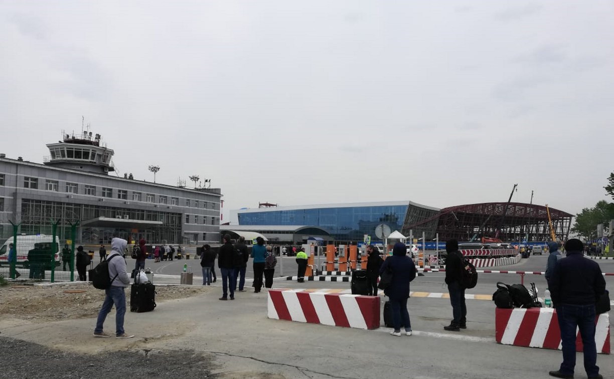 Аэропорт и железнодорожный вокзал в Южно-Сахалинске оцепили оперативные службы