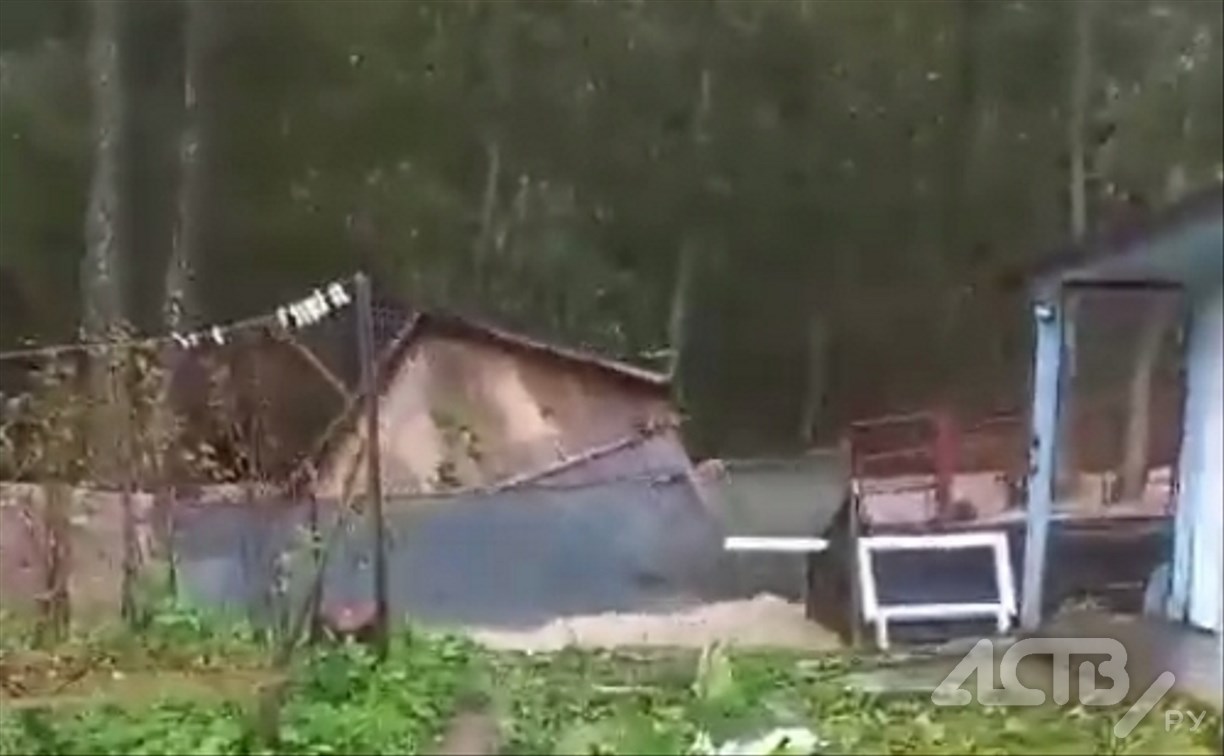 На Сахалине во время циклона по реке унесло баньку 