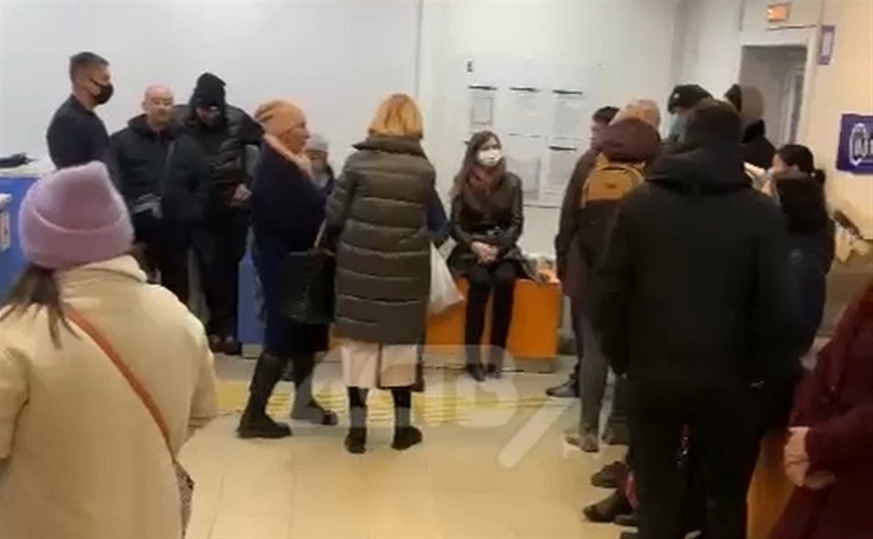 Очевидец: очередь на почту на Вокзальной в Южно-Сахалинске заканчивается на улице