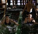 Более 500 человек окунулись в крещенскую купель в городском парке Южно-Сахалинска
