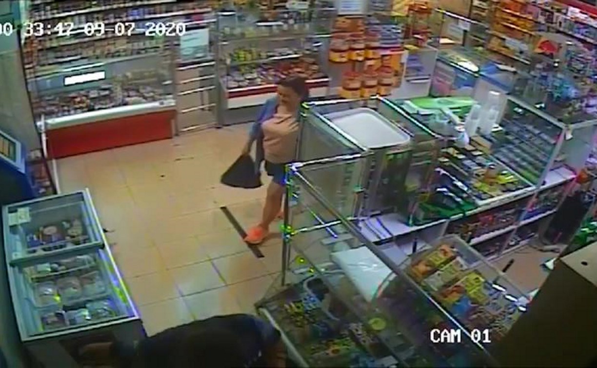 Женщина расплачивалась чужой картой в магазинах Южно-Сахалинска