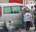 Минивэн загорелся на парковке у супермаркета в Южно-Сахалинске