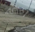 Жители Холмска пожаловались на большегрузы, таскающие грязь в город со стройки