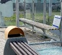Неизвестные разбили стекло на остановке в Южно-Сахалинске 
