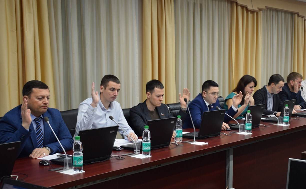 Вопрос об установке шлагбаумов во дворах обсуждали на заседании городской думы в Южно-Сахалинске