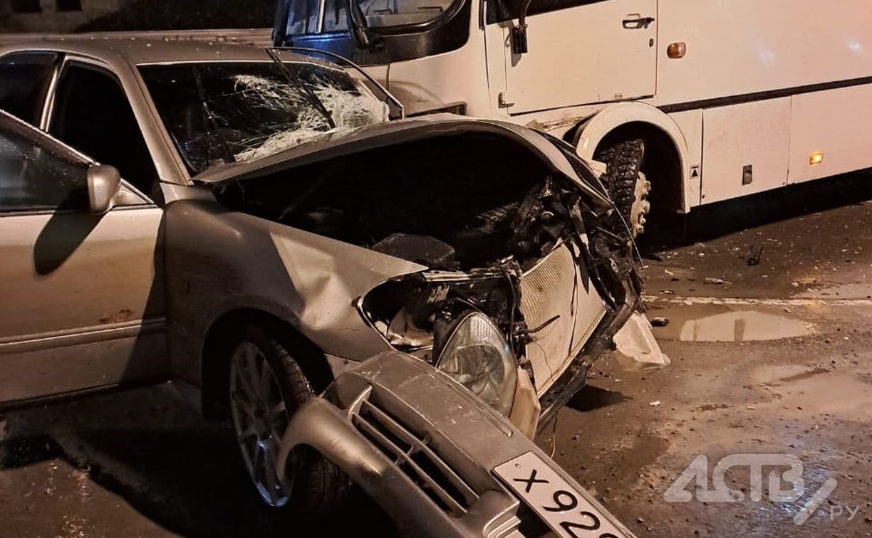 Жёсткое ДТП в Южно-Сахалинске: легковушка лоб в лоб врезалась в пассажирский автобус