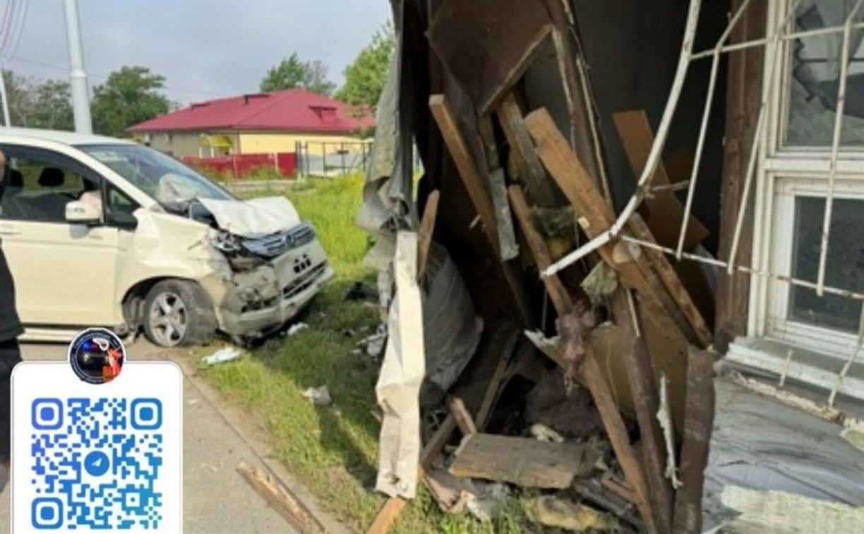 Автомобиль в Южно-Сахалинске врезался в здание, а потом его отбросило на 84-летнюю пенсионерку 