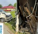 Автомобиль в Южно-Сахалинске врезался в здание, а потом его отбросило на 84-летнюю пенсионерку 