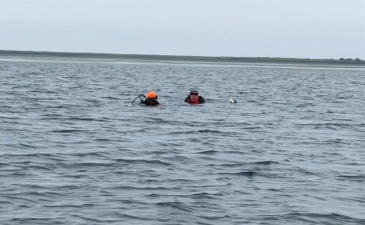 Водолазы нашли тело ранее пропавшего рыбака на озере Буссе