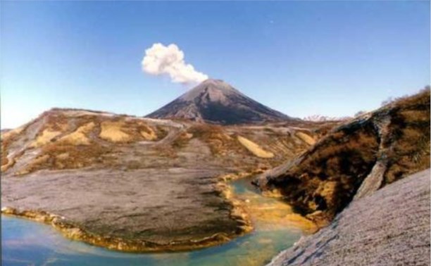 На 700 метров выбросил парогазовое облако вулкан Эбеко на Курилах
