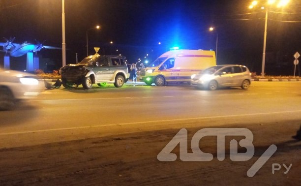 Кроссовер и внедорожник столкнулись в Южно-Сахалинске на том же перекрёстке, где накануне произошло страшное ДТП