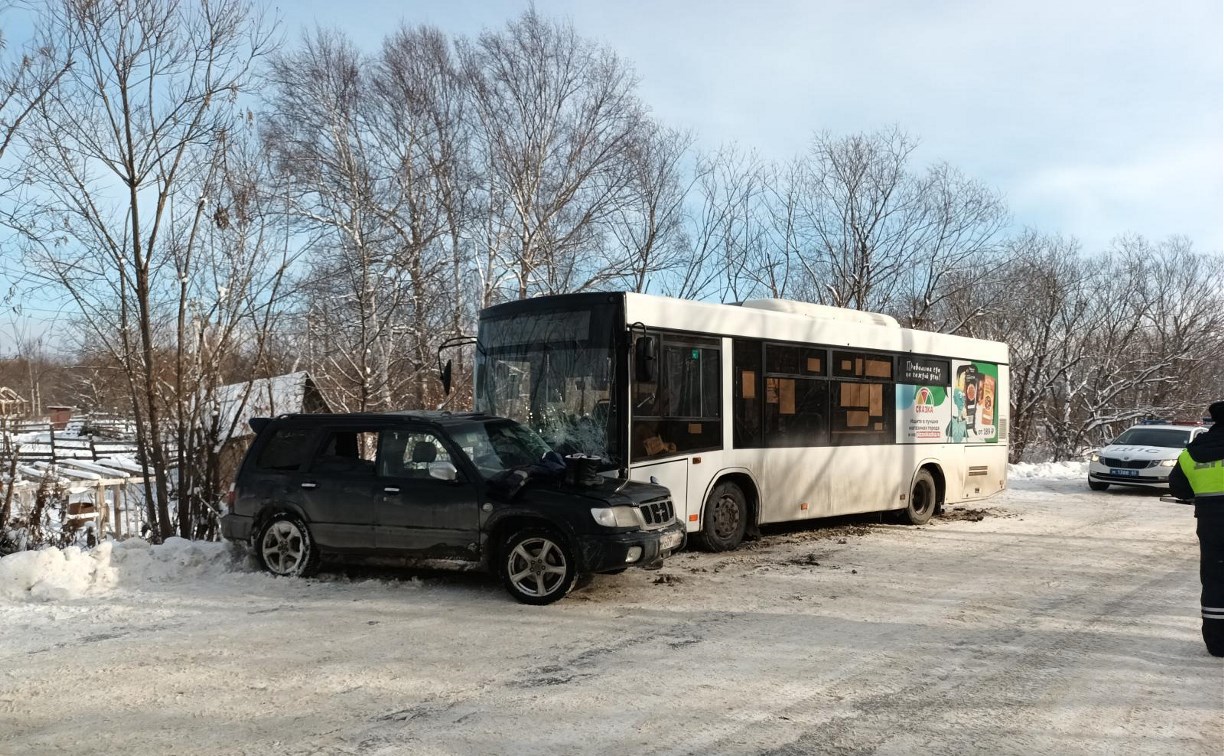 Пассажиров автобуса, столкнувшегося с Subaru Forester, ищут в Южно-Сахалинске