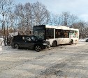 Пассажиров автобуса, столкнувшегося с Subaru Forester, ищут в Южно-Сахалинске