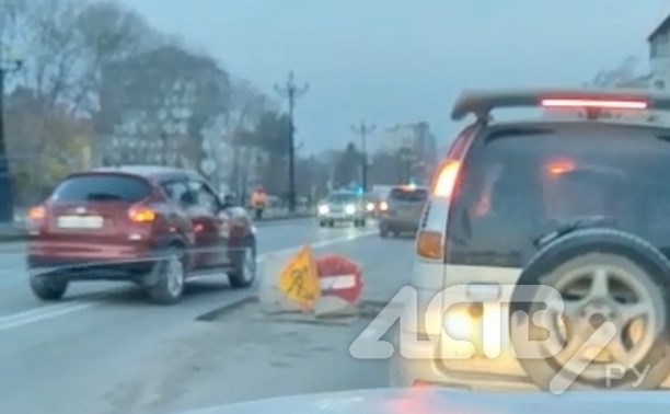 Автомобилисты в центре Южно-Сахалинска строем едут под "кирпич"