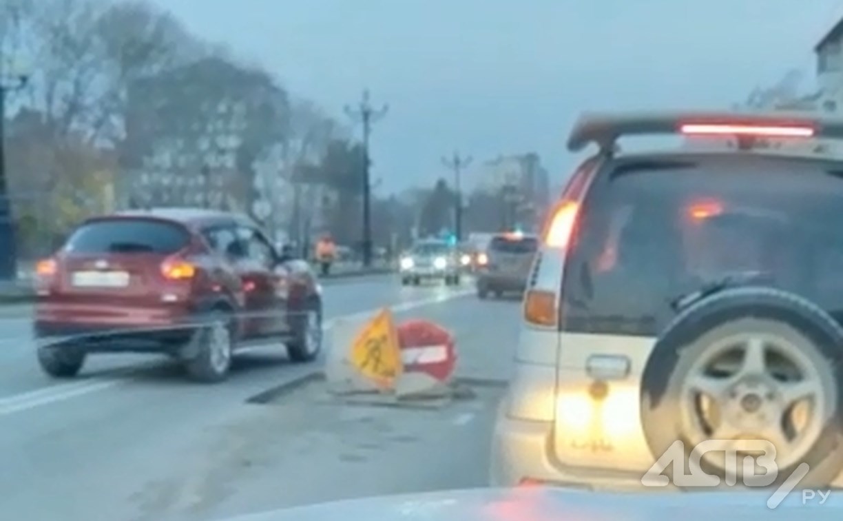 Автомобилисты в центре Южно-Сахалинска строем едут под "кирпич"