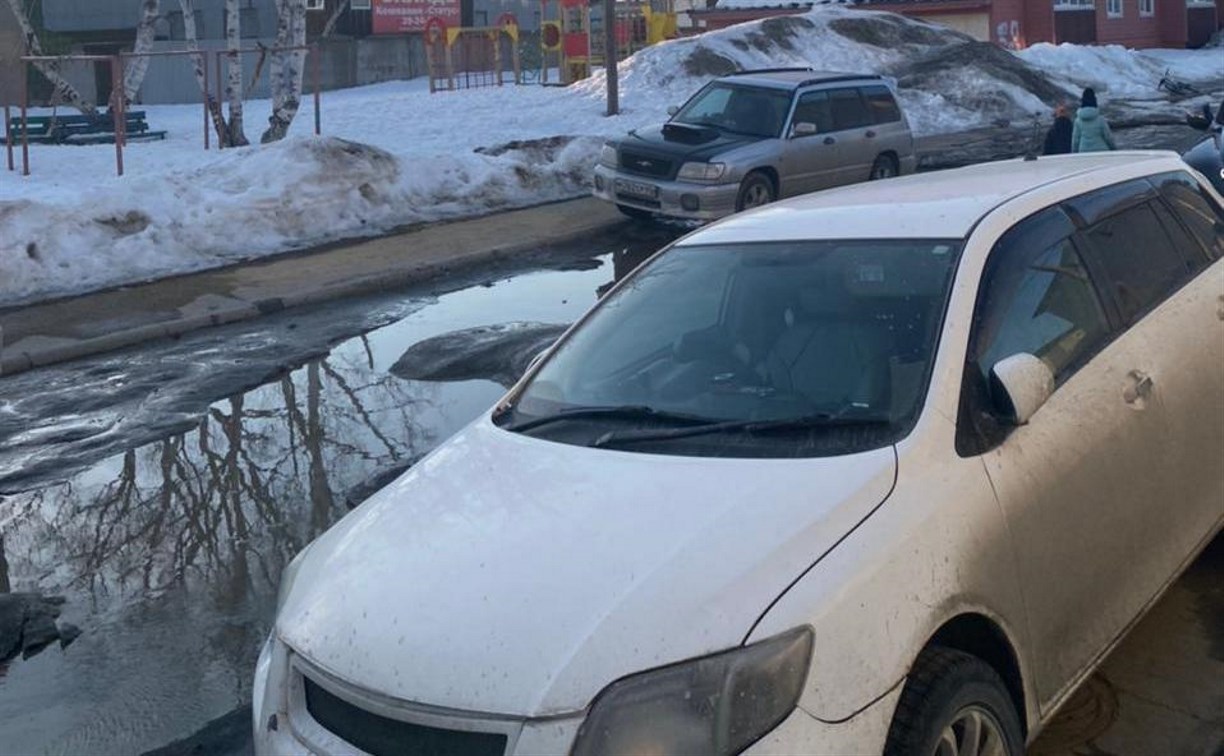 На дорогу "как после танков" жалуются жители улицы Долинской в Южно-Сахалинске