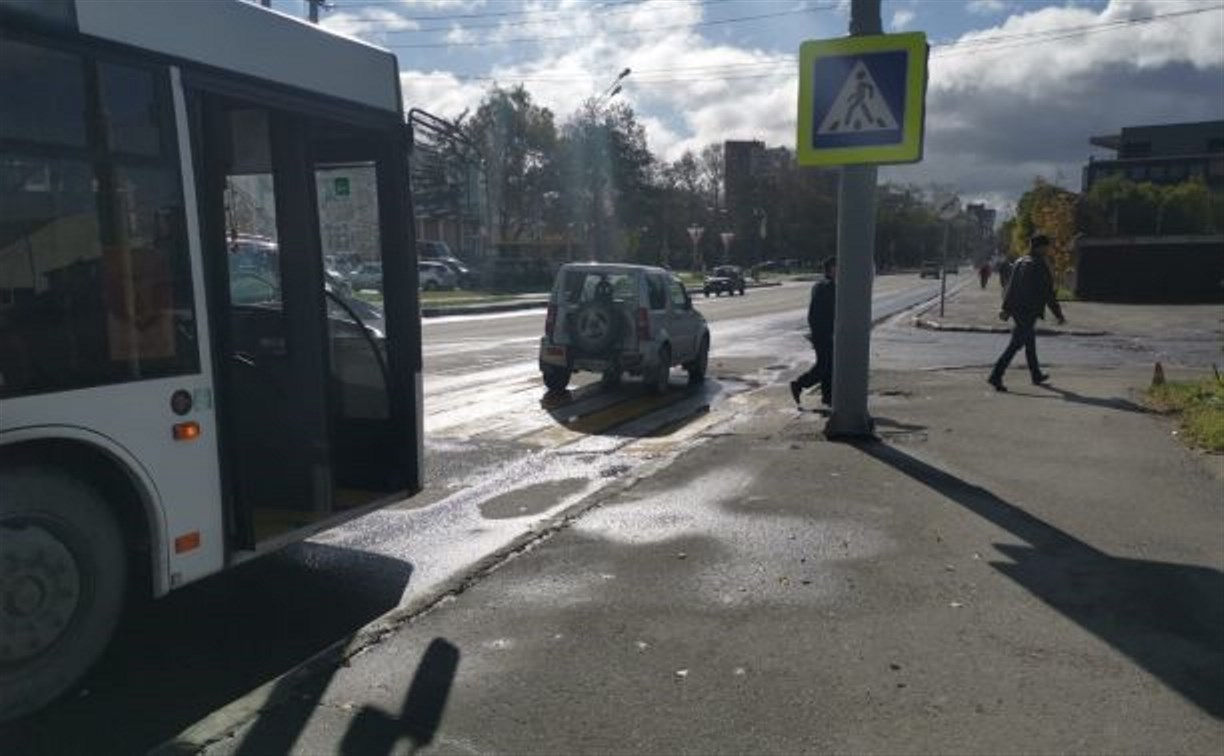 Пассажирский автобус в Южно-Сахалинске попал в аварию