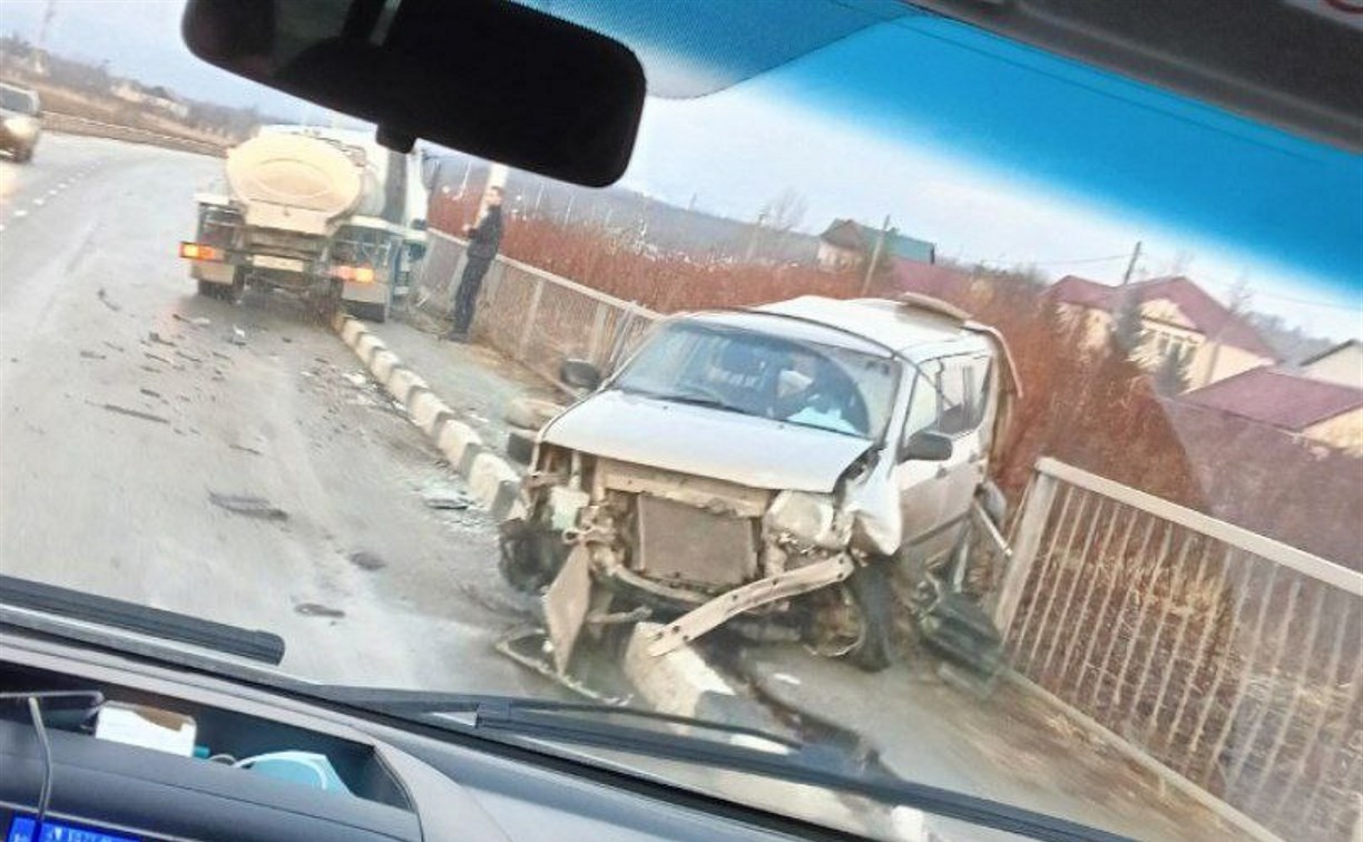 Очевидцев ДТП с универсалом и молоковозом на ул. Новотроицкой ищут на Сахалине 