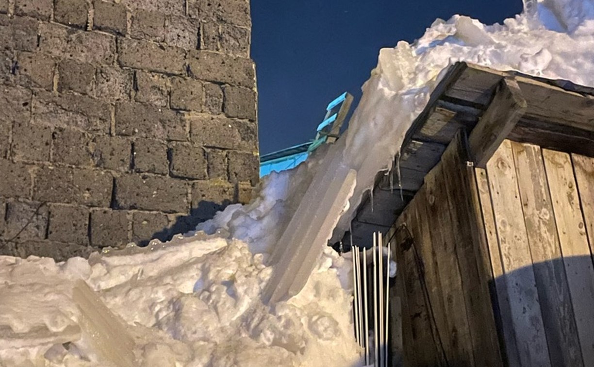 "Глыбы могли нас убить": рухнувший снег завалил частный дом сахалинцев почти под крышу