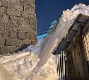 "Глыбы могли нас убить": рухнувший снег завалил частный дом сахалинцев почти под крышу